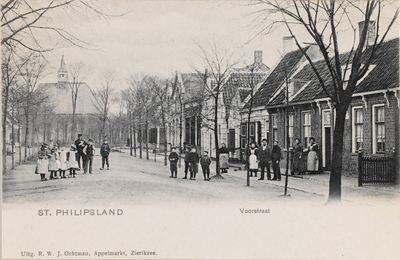 7497 St. Philipsland Voorstraat. Gezicht op de Voorstraat in Sint Philipsland in de richting van de Nederlandse ...