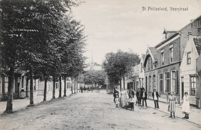 7498 St Philipsland, Voorstraat. Gezicht op de Voorstraat in Sint Philipsland in de richting van de Nederlandse ...