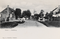 7563 Grauw - Zandberg. Gezicht op Graauw - Zandberg met op de achtergrond de molen