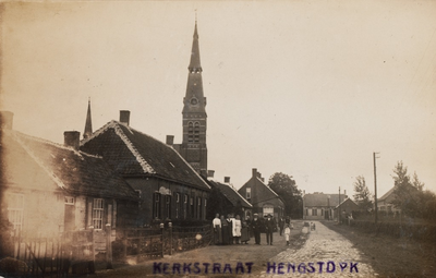 7569 Gezicht op de Kerkstraat te Hengstdijk met de R.K. kerk