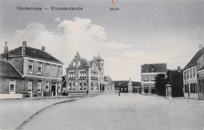 7579 Hontenisse - Kloosterzande Markt. Gezicht op de Markt te Hontenisse; rechts staat de dorpspomp