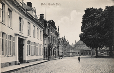 7603 Hulst, Groote Markt. Gezicht op de westzijde van de Grote Markt te Hulst met op de achtergrond de graanbeurs