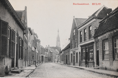 7623 Bierkaaistraat. Hulst. Gezicht op de Bierkaaistraat te Hulst met op de achtergrond de St. Willibrorduskerk. Rechts ...