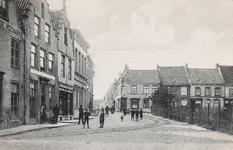 7639 Hulst Steenstraat. Gezicht op de Steenstraat te Hulst met rechts de tuin van de St. Willibrorduskerk