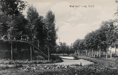 7648 Wal met Vest, Hulst. Gezicht op de wallen van Hulst met op de achtergrond een molen