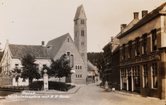 7690 Hulst. Wilhelminaplein met N.H. Kerk. Het Wilhelminaplein te Hulst met de Ned. Herv. kerk en het café De Koning ...