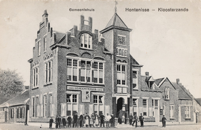 7716 Gemeentehuis Hontenisse - Kloosterzande. Gezicht op het in 1909 gebouwde gemeentehuis te Kloosterzande met ...