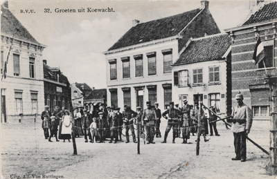 7720 Groeten uit Koewacht. Een groep mensen tijdens de Eerste Wereldoorlog bij de grens met België te Koewacht