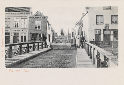 7767 Sas van Gent. Gezicht op de Brug te Sas van Gent met links een estaminet. Op de achtergrond een molen