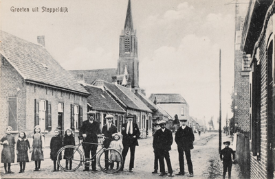 7801 Groeten uit Stoppeldijk. Gezicht op een straat met poserende mensen te Stoppeldijk met de R.K. kerk
