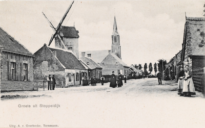 7802 Groete uit Stoppeldijk. Gezicht op een straat te Stoppeldijk met de standerdmolen en de R.K. kerk