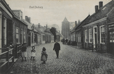 781 Oost-Souburg. Poserende kinderen in de Paspoortstraat te Oost-Souburg met op de achtergrond de Ned. Herv. kerk en ...