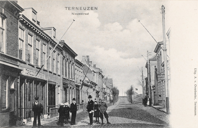 7835 Terneuzen Nieuwstraat. Gezicht op de Nieuwstraat te Terneuzen met links het Terneuzens koffiehuis en rechts een ...