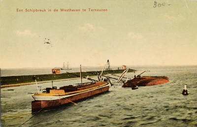 7894 Een Schipbreuk in de Westhaven te Terneuzen. Een gekapseisd schip in de Westhaven van Terneuzen