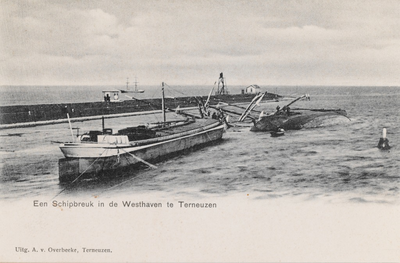 7895 Een Schipbreuk in de Westhaven te Terneuzen. Een gekapseisd schip in de Westhaven van Terneuzen