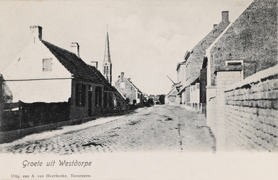 7947 Groete uit Westdorpe. Gezicht op een straat te Westdorpe met de toren van de R.K. kerk