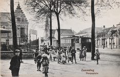 7955 Zaamslag Dorpsplein. Gezicht op het Dorpsplein te Zaamslag met links de muziektent en daarachter het hotel De ...