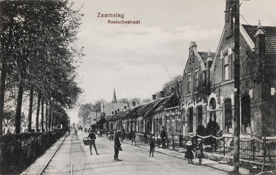 7970 Zaamslag Axelschestraat. Gezicht op de Axelsestraat te Zaamslag met de tramrails