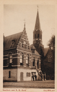 7987 Raadhuis met N. H. Kerk Zaamslag. Het gemeentehuis en de Nederlandse Hervormde kerk te Zaamslag