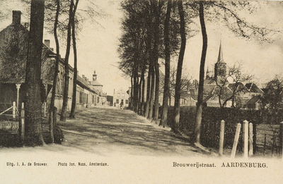 8021 Brouwerijstraat. Aardenburg. Gezicht op de Brouwerijstraat te Aardenburg met rechts de toren van de R.K. kerk