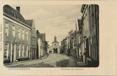 8032 Aardenburg Weststraat met Kaaipoort. Gezicht op de Weststraat te Aardenburg met aan het einde de Kaaipoort (stadzijde)