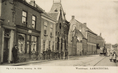8037 Weststraat. Aardenburg. Gezicht op de Weststraat te Aardenburg met de Doopsgezinde kerk en links een groep ...