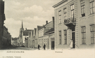 8038 Aardenburg Weststraat. Gezicht op de Weststraat te Aardenburg met rechts in de deuropening een dienstbode; ...