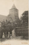 807 Kerk Oost-Souburg. Drie vrouwen en een kind in dracht voor de Ned. Herv. Kerk te Oost-Souburg