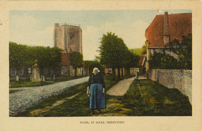 8103 Sluis, St Anna Termuiden. Gezicht op het dorpsplein van Sint Anna ter Muiden met poserende vrouw in Cadzandse ...