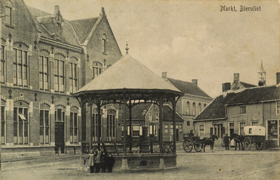 8123 Markt, Biervliet. Gezicht op de Markt te Biervliet met de muziektent van 1884, precies daarachter staat de pomp ...