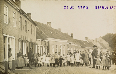 8127 Oude Stad Biervliet. Gezicht op een groep poserende mensen, voornamelijk kinderen, in de Oude Stad te Biervliet. ...