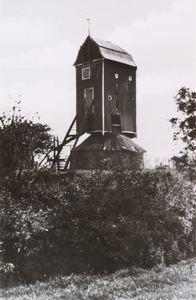 8141 Biervliet Nieuwlandsche Molen, Anno 1797 Gesloopt 1926. Gezicht op de Nieuwlandse molen te Biervliet
