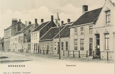 8177 Breskens Dorpsstraat. Gezicht op de Dorpstraat te Breskens met midden achter het torentje van de Ned. Herv. kerk