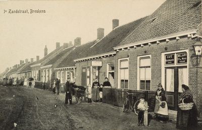 8184 1e Zandstraat, Breskens. Gezicht op de 1ste Zandstraat te Breskens met rechts het café annex de kleermakerij van ...