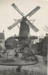 819 Souburg Molen. Gezicht op de molen De Pere te Oost-Souburg met op de voorgrond een beeldje met een fontein