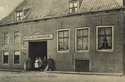 8201 Voormalig verblijf van Napoleon te Breskens. Het hotel 'Du Canon d'Or' te Breskens met links het opschrift: Hier ...