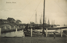 8242 Breskens, Haven. Gezicht op de vissershaven te Breskens