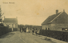 8271 Cadzand, Molendijk. Gezicht op het einde van de Molendijk te Cadzand met een groep poserende mensen waaronder een ...