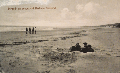 8304 Strand- en zeegezicht Badhuis Cadzand. Gezicht op het strand bij Cadzand met jongens in een kuil en bij de vloedlijn
