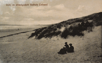 8305 Duin- en strandgezicht Badhuis, Cadzand. Gezicht op een drietal jongens in de duinen bij het badhuis te Cadzand