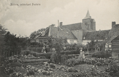 831 Ritthem, achterkant Pastorie. De achterzijde van de pastorie en de Ned. Herv. kerk te Ritthem gezien vanuit een tuin