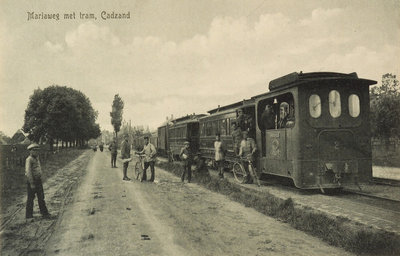8311 Mariaweg met tram, Cadzand. Gezicht op de tram en poserende militairen aan de Mariaweg bij Cadzand