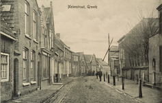 8329 Molenstraat, Groede. Gezicht op de Molenstraat te Groede met op de achtergrond een molen