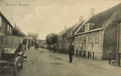 8383 Dorpstraat, Nieuwvliet. Gezicht op de Dorpstraat te Nieuwvliet met rechts een poserende militair. Links voor de ...