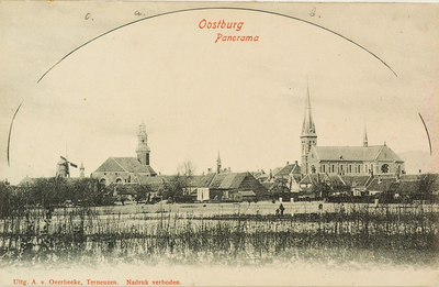 8389 Oostburg Panorama. Gezicht op Oostburg met links de molen en de Ned. Herv. kerk, rechts de R.K. kerk