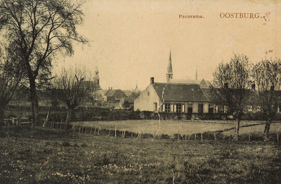 8390 Panorama. Oostburg. Gezicht op Oostburg met, van links naar rechts, de molen Het Lam, de toren van de Ned. Kerk, ...