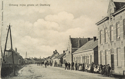 8393 Ontvang mijne groete uit Oostburg. Gezicht op een straat te Oostburg met poserende jeugd en ouderen in Cadzandse ...
