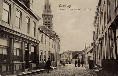 8413 Lange Straat met Hôtel du Puij. Gezicht op de Langestraat te Oostburg met hotel Du Puij en de toren van de R.K. kerk