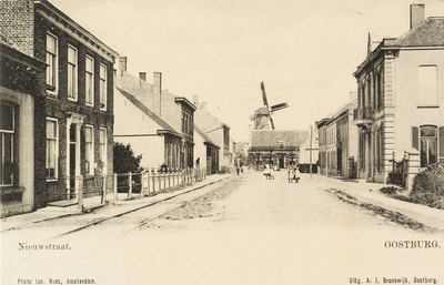 8416 Nieuwstraat. Oostburg. Gezicht op de Nieuwstraat te Oostburg met op de achtergrond een molen