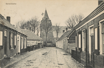 843 Serooskerke. Gezicht op een straat en de Ned. Herv. Kerk te Serooskerke (Walcheren)